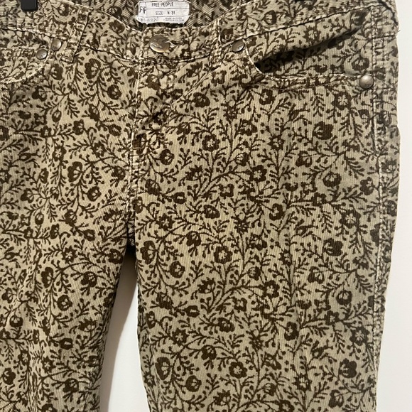 FREE PEOPLE DITSY FLORAL CORDUROY CORD TROUSER SKINNY PANTS ARMY GREEN/BROWN 31. - Picture 6 of 9